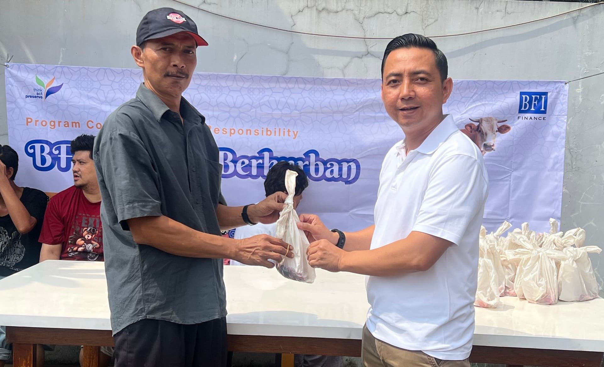 Celebrating Eid al-Adha 1446 H, BFI Finance Distributes Qurban Meat for Social Aid
