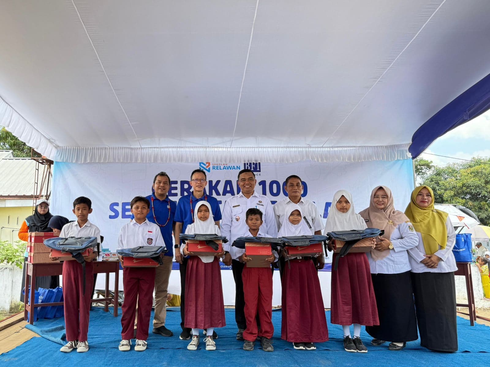 Real Contribution for Children of the Nation, BFI Finance Distributes One Thousand Packages of Shoes and School Bags in Central Lampung