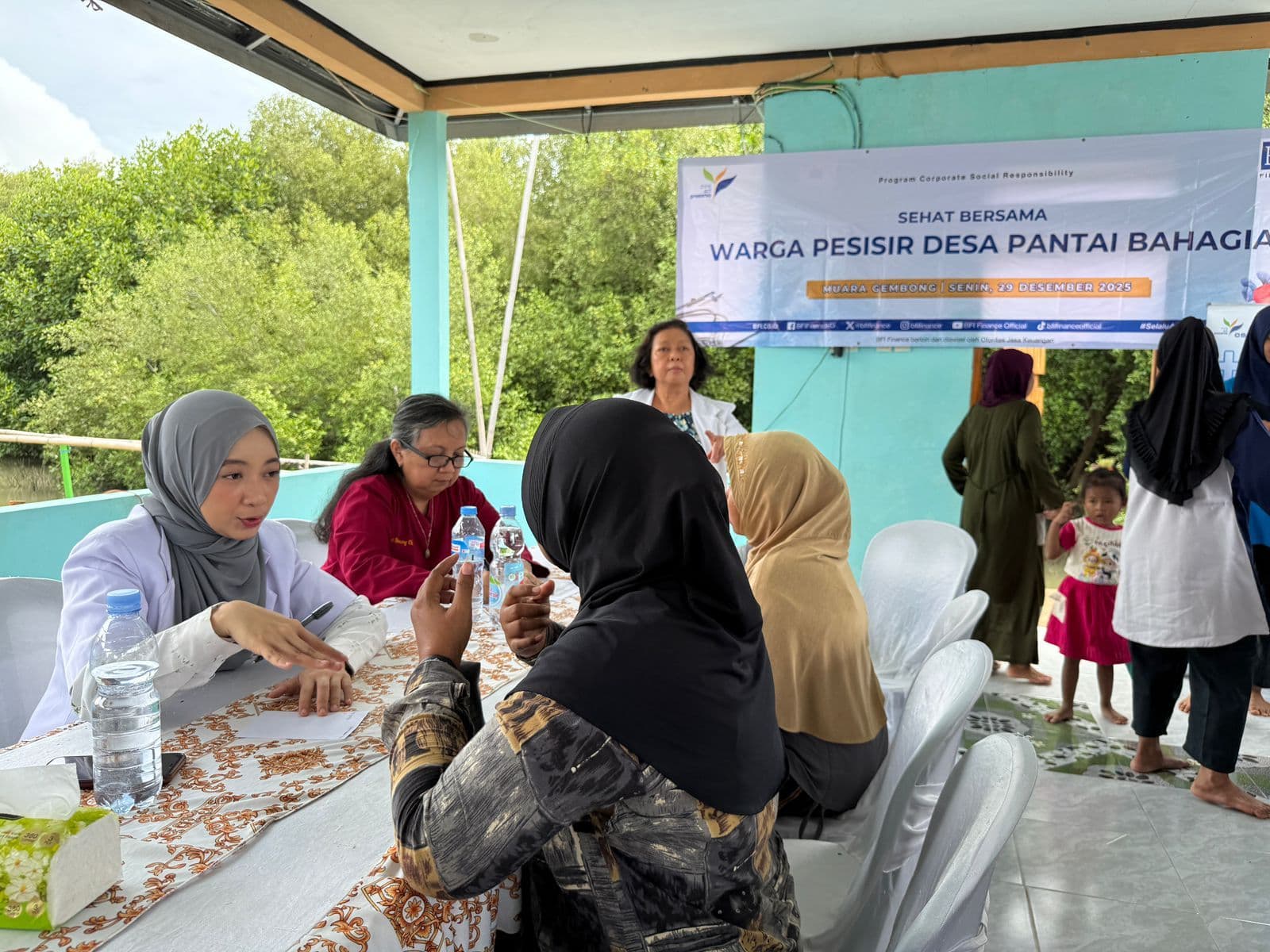 BFI Finance Gelar Layanan Kesehatan Gratis di Desa Pantai Bahagia Muara Gembong