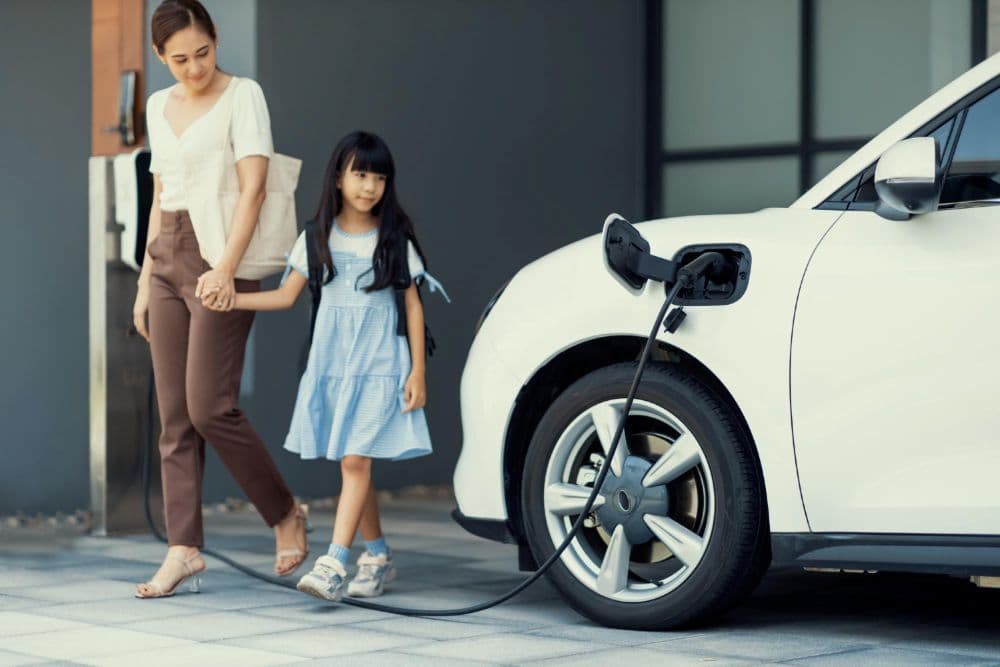 Mobil Listrik vs. Mobil Bensin: Kelebihan dan Kekurangannya